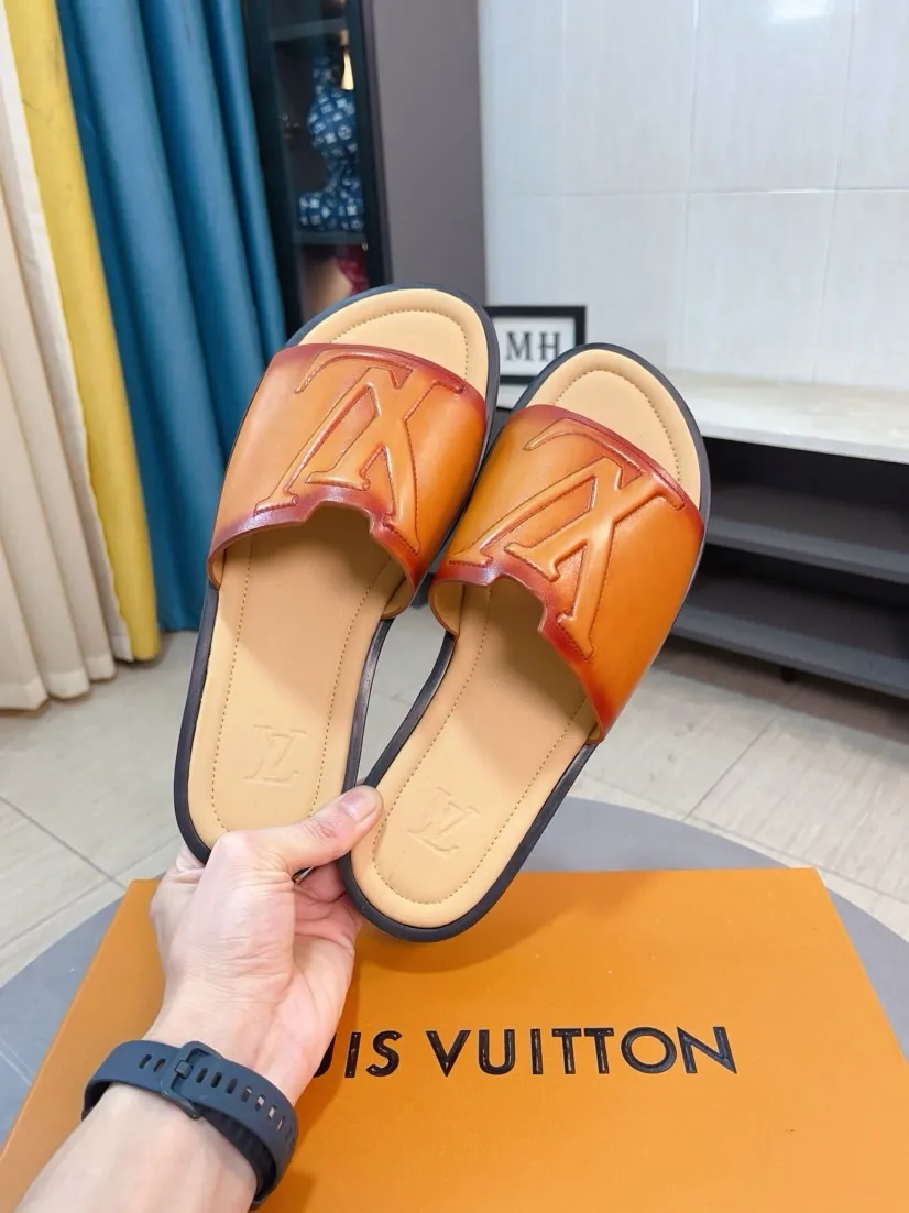 Men's men's shoes 💰360🌸🌸LV medium men's spring and summer slippers counter synchronization. The uppers are imported from Italy with open edge beads and color-changing logo graphics. High-quality craftsmanship. Soles: Original soles specially provided by the original factory. Exclusive molded soles are super comfortable. Original factory single goods. 🔍🔍High quality. You can enter and exit the counter at will. Welcome to compare. Size 38-45